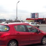 Варшавское  шоссе, дом 147, развязка с МКАД, правая сторона в центр    автозапчасти «СферАвто», ресторан «Бургер Кинг»,  галерея «Атлантис», детский клуб «Космик», супермаркет  «Перекресток», букмекерский клуб «Bingoboom», аптека  «ГорЗдрав», детский магазин «Кораблик», кофейня  «Шоколадница», парфюмерный магазин «Л’Этуаль», Сбербанк,  Юлмарт, рынок «Каширский двор» , АЗС «ТНК, билборд 6х3, Статика, сторона B