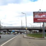 Варшавское  шоссе, дом 147, развязка с МКАД, правая сторона в центр    автозапчасти «СферАвто», ресторан «Бургер Кинг»,  галерея «Атлантис», детский клуб «Космик», супермаркет  «Перекресток», букмекерский клуб «Bingoboom», аптека  «ГорЗдрав», детский магазин «Кораблик», кофейня  «Шоколадница», парфюмерный магазин «Л’Этуаль», Сбербанк,  Юлмарт, рынок «Каширский двор» , АЗС «ТНК, билборд 6х3, Статика, сторона A