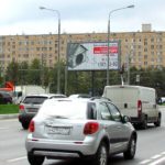 Варшавское  шоссе, дом 46, разделительная полоса ТРИВИЖН    Бизнес Центр «На Варшавке», супермаркет «Дикси»,  универсам «Пятерочка», рынок «Каширский Двор-2», магазин  одежды «La Balle», аптека, магазин «Веселая затея», кафе  «Старая мельница», парикмахерская, автомойка, автосервис, НИИТФА, билборд 6х3, Призмавижн, сторона A