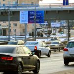 Варшавское  шоссе, дом 67    Московский еврейский театр «Шалом», винотека «Форт»,  магазин «Дом плитки», магазин «Стальные двери», аптека,  автосалон «Renault», магазин «Продукты», магазин одежды  больших размеров «Богатырь», автозапчасти «АвтоZ»,  универсам «Пятерочка», стоматология, почта России, Райффайзенбанк,  магазин плитки «Тессер», студия красоты, Совкомбанк, магазин  «Товары для детей», магазин «Одежда для беременных»,  страховая компания «Гайде», системы отопления  «Теплолюкс», медцентр «Здоровье», магазин  «Комус», алко аутлет «НеЗаРулем», сервисный центр  «Navitel», банк Траст, салон связи МТС, билборд 6х3, Статика, сторона B