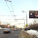 Варшавское  шоссе, дом 67    Московский еврейский театр «Шалом», винотека «Форт»,  магазин «Дом плитки», магазин «Стальные двери», аптека,  автосалон «Renault», магазин «Продукты», магазин одежды  больших размеров «Богатырь», автозапчасти «АвтоZ»,  универсам «Пятерочка», стоматология, почта России, Райффайзенбанк,  магазин плитки «Тессер», студия красоты, Совкомбанк, магазин  «Товары для детей», магазин «Одежда для беременных»,  страховая компания «Гайде», системы отопления  «Теплолюкс», медцентр «Здоровье», магазин  «Комус», алко аутлет «НеЗаРулем», сервисный центр  «Navitel», банк Траст, салон связи МТС, билборд 6х3, Статика, сторона A