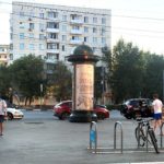 Варшавское  шоссе, дом 87    ТЦ «Варшавский», кинотеатр «Киноквартал», Ауди Центр  Варшавка, ресторан «Ёрш», ресторан «Тануки»,  супермаркет «Дикси», М-видео,  Россельхозбанк, Оргбанк, Сбербанк, Альфа Банк, Промсвязьбанк, Ингосстрах,  аптека, магазин «Продукты», алкомаркет «Норман»,  маникюрный салон «Пальчики», белорусские кухни «Зов»,  ювелирный магазин, Автомагазин, пиллар 1,4х3,0, Статика, сторона C