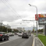 Варшавское  шоссе, дом 95, после пересечения с улицей Дорожная    ТЦ «Ритейл-Парк», OBI — товары для сада и дома, Metro Cash &  Carry, ТК «Аэробус — Детский центр», «Спортмастер», МЦ  Медэп, автомагазины «Ось-К», «ТК Аутотайле», автосервис  «Мво торгово-Сервисный центр», «Авто-Рус», автосалоны  «Ритм Авто Москва», » Volvo- Musa Motors», Фк Физкульт, билборд 6х3, Скроллер, сторона A