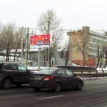 Варшавское  шоссе, пересечение с Нахимовским проспектом    Московский еврейский театр «Шалом», винотека «Форт»,  магазин «Дом плитки», магазин «Стальные двери», аптека,  автосалон «Renault», магазин «Продукты», магазин одежды  больших размеров «Богатырь», автозапчасти «АвтоZ»,  универсам «Пятерочка», стоматология, почта России, Райффайзен банк,  магазин плитки «Тессер», студия красоты, Совкомбанк, магазин  «Товары для детей», магазин «Одежда для беременных»,  страховая компания «Гайде», системы отопления  «Теплолюкс», медцентр «Здоровье», магазин  «Комус», алко аутлет «НеЗаРулем», сервисный центр  «Navitel», банк Траст, салон связи МТС, билборд 6х3, Статика, сторона B