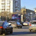 Варшавское  шоссе, пересечение с Чонгарским бульваром    станция метро «Варшавская», ТЦ «Варшавский», кинотеатр  «Бумеранг», супермаркет «Перекресток», супермаркет  «Дикси», аптека «Горздрав», парикмахерская, белорусские  кухни «Зов», кухонная студия «Мария», KFC,  Россельхозбанк, Эргобанк, Сбербанк, Альфа-Банк, ОргБанк, Московский Кредитный  Банк, Банк Москвы, салон связи МТС, ортопедический салон «Ортека»,  ВТБ Банк, аптека, магазин спецодежды «Восток-сервис», автосалон  Ауди, АГЗС, ювелирный магазин, М-видео, магазин разливного пива, магазин  «Костюмы-брюки», зоомагазин, салон красоты, билборд 6х3, Статика, сторона B