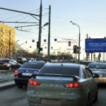 Варшавское  шоссе, пересечение с Чонгарским бульваром ТРИВИЖН    станция метро «Варшавская», ТЦ «Варшавский», кинотеатр  «Бумеранг», супермаркет «Перекресток», супермаркет  «Дикси», аптека «Горздрав», парикмахерская, белорусские  кухни «Зов», кухонная студия «Мария», KFC,  Россельхозбанк, Эргобанк, Сбербанк, Альфа-Банк, ОргБанк, Московский Кредитный  Банк, Банк Москвы, салон связи МТС, ортопедический салон «Ортека»,  ВТБ Банк, аптека, магазин спецодежды «Восток-сервис», автосалон  Ауди, АГЗС, ювелирный магазин, М-видео, магазин разливного пива, магазин  «Костюмы-брюки», зоомагазин, салон красоты, билборд 6х3, Призмавижн, сторона A