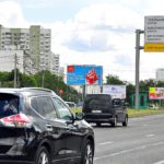 Вернадского  проспект, дом 105, разделительная полоса ТРИВИЖН    станция метро «Юго-Западная», «Пятерочка», универмаг  «Тропарево», ТЦ «Альмирал», ТК «Тук-Тук»,  магазины для детей «Детский Мир», «Вырастай-Ка»,  «Роникон — мебель», обувной магазин «Центробувь», салон  красоты «Амазонка»,аптека «Аптемир», стоматология  Юнимед-С, автомагазин «Адамант авто+», автосалон  «АвтоDOM» официальный дилер BMW и MINI, ресторан «Ичибан Боши»,  «Макдоналдс», «Трактир Ёлки-Палки», «Юниаструм  банк», «СБ РФ», «Альфа-Банк», Фк World Class, Фк  Iron Dream, билборд 6х3, Призмавижн, сторона A