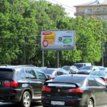 Вернадского  проспект, дом 13, правая разделительная полоса    ТЦ «Капитолий», супермаркет «Ашан сити», ресторан  «Старлайт Дайнер», Media Markt, ювелирный магазин «Серебряный  мир», Космик, кинотеатр «Каро 8», кафе «Шоколад»,  магазин «Рукоделие «, маникюрный салон «Гламурчик», Почта  России, билборд 6х3, Статика, сторона B