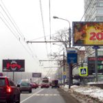 Вернадского  проспект, дом 33, после пересечения с улицей Кравченко ТРИВИЖН    станция метро «Проспект Вернадского», бизнес-центр  «Лето», ЮниКредит банк, универсам «Монетка», аптека  «ГорЗдрав», магазин «У Палыча», супермаркет натуральных  продуктов «Биостория», детский магазин «Котофей»,  танцевальный клуб «Maximum», ВТБ24 банк, дизайн студия  «Casabella», ресторан «Stage», магазин спортивного  питания «5Ib», Национальный банк Траст, РенессансКредит, автосалон,  магазин «Мосхозторг», пиццерия «Pittore», фитнес клуб  «Зебра», билборд 6х3, Призмавижн, сторона A