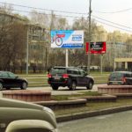 Вернадского  проспект, напротив дома 15, разделительная полоса    ТЦ «Капитолий», супермаркет «Ашан сити», ресторан  «Старлайт Дайнер», Media Markt, ювелирный магазин «Серебряный  мир», детский клуб «Космик», кинотеатр «Каро 8»,  кафе «Шоколад», магазин «Рукоделие «, маникюрный салон  «Гламурчик», почта России, билборд 6х3, Статика, сторона A