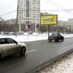Вешняковская  улица, дом 41, станция метро «Выхино»    Торговый комплекс «Вешняковский пассаж», ресторан  «Макдональдс», гимназия 1404, Дом мебели «Вешняки»,  перехватывающая парковка у станции метро «Выхино», супермаркет  «Перекресток», магазин «Детский Мир», билборд 6х3, Скроллер, сторона A