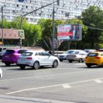 Волгоградский  проспект, дом 1, пересечение с Абельмановской улицей    станция метро «Пролетарская», «Лео Де Ви — Салон Кофе И  Чая», «Апико-Фиш», «Спортмастер»,  «Библиосфера», «Еврокнига», «Ридл-Л Дом Моды»,  «Большой Модник», ювелирный магазин «Гранд Алорис»,  салоны красоты «Мажестик», «Шампань», клиника  фотокосметологии «Cler Clinic», «Большое Дерево» —  Оздоровительный Центр, Баня, СПА, аптека «36’6»,  Консультативно-диагностический центр ОАО РЖД, автомагазин  «Апико-Авто», Шинный центр Профиль, автосалоны «Mitsubishi на  Таганке», «Nissan Автоцентр на Таганке», «Avantime»,  «Авес-Пежо Восток», «Авто Ганза», рестораны «Гогиели»,  «Пинта Пивной клуб», «Сб рф», «Банк Москвы»,  » Союз банк», «Райффайзенбанк», кинотеатр  «Победа», Планета фитнес, Государственный музыкально-педагогический  институт им. М.М. Ипполитова-Иванова, Мирбис московская международная Высшая  школа Бизнеса (институт), Стимул ДК, билборд 6х3, Статика, сторона B