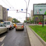 Волгоградский  проспект, дом 1, пересечение с Абельмановской улицей    станция метро «Пролетарская», «Лео Де Ви — Салон Кофе И  Чая», «Апико-Фиш», «Спортмастер»,  «Библиосфера», «Еврокнига», «Ридл-Л Дом Моды»,  «Большой Модник», ювелирный магазин «Гранд Алорис»,  салоны красоты «Мажестик», «Шампань», клиника  фотокосметологии «Cler Clinic», «Большое Дерево» —  Оздоровительный Центр, Баня, СПА, аптека «36’6»,  Консультативно-диагностический центр ОАО РЖД, автомагазин  «Апико-Авто», Шинный центр Профиль, автосалоны «Mitsubishi на  Таганке», «Nissan Автоцентр на Таганке», «Avantime»,  «Авес-Пежо Восток», «Авто Ганза», рестораны «Гогиели»,  «Пинта Пивной клуб», «Сб рф», «Банк Москвы»,  » Союз банк», «Райффайзенбанк», кинотеатр  «Победа», Планета фитнес, Государственный музыкально-педагогический  институт им. М.М. Ипполитова-Иванова, Мирбис московская международная Высшая  школа Бизнеса (институт), Стимул ДК, билборд 6х3, Скроллер, сторона A