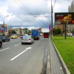 Волгоградский  проспект, дом 82/37, пересечение с Зеленодольской улицей    станция метро «Кузьминки», супермаркет «Перекресток»,  М-видео, Евросеть, Аптека А5, магазин одежды ХЦ, Снежная Королева, японский  ресторан «Планета суши»,  Иль  Патио, KFC, Макдональдс, билборд 6х3, Скроллер, сторона A