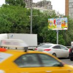Дмитровское  шоссе, дом 17, корпус 1    станция метро «Тимирязевская», ТЦ «Метромаркет»,  Альфабанк, ВТБ 24 банк, супермаркет «ВкусВилл», парфюмерный магазин  «Л’Этуаль», банк Русский стандарт, ортопедический салон, салон  красоты «Лилу», алкомаркет, кафе «КофеХаус», аптека  «Ригла», магазин «Читай-город», почта России, билборд 6х3, Статика, сторона B