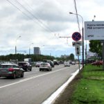 Дмитровское  шоссе, дом 17, корпус 1    станция метро «Тимирязевская», ТЦ «Метромаркет»,  Альфабанк, ВТБ 24 банк, супермаркет «ВкусВилл», парфюмерный магазин  «Л’Этуаль», банк Русский стандарт, ортопедический салон, салон  красоты «Лилу», алкомаркет, кафе «КофеХаус», аптека  «Ригла», магазин «Читай-город», почта России, билборд 6х3, Статика, сторона A