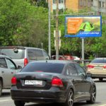 Дмитровское  шоссе, дом 19, корпус 1    станция метро «Тимирязевская», ТЦ «Метромаркет»,  Альфабанк, ВТБ 24 банк, супермаркет «ВкусВилл», парфюмерный магазин  «Л’Этуаль», банк Русский стандарт, ортопедический салон, салон  красоты «Лилу», алкомаркет, кафе «КофеХаус», аптека  «Ригла», магазин «Читай-город», почта России, салон связи  МТС, кафе «Беседка»,  магазин  «Стильные Кухни», стоматология, АЗС «Газпромнефть», билборд 6х3, Статика, сторона B