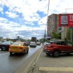 Дмитровское  шоссе, дом 21, корпус 1    станция метро «Тимирязевская», ТЦ «Метромаркет»,  стоматология, магазин «Стильные кухни», Альфабанк, ВТБ 24 банк,  супермаркет «ВкусВилл», парфюмерный магазин «Л’Этуаль»,  банк Русский стандарт, ортопедический салон, салон красоты «Лилу»,  алкомаркет, кафе «КофеХаус», аптека «Ригла», магазин  «Читай-город», почта России, салон связи МТС, кафе «Беседка», билборд 6х3, Статика, сторона A