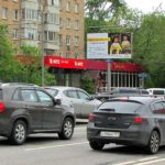 Дмитровское  шоссе, дом 21, корпус 1    станция метро «Тимирязевская», ТЦ «Метромаркет»,  стоматология, магазин «Стильные кухни», Альфабанк, ВТБ 24 банк,  супермаркет «ВкусВилл», парфюмерный магазин «Л’Этуаль»,  банк Русский стандарт, ортопедический салон, салон красоты «Лилу»,  алкомаркет, кафе «КофеХаус», аптека «Ригла», магазин  «Читай-город», почта России, салон связи МТС, кафе «Беседка», билборд 6х3, Статика, сторона B