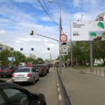 Енисейская  улица, дом 22, корпус 2, до пересечения с улицей Менжинского    ТК «Радужный», ресторан «Бургер кинг», гипермаркет  хобби «Леонардо», зоомагазин «Бетховен», универсам  «Перекресток экспресс», Торговый центр, аптека, кафе «Крошка  картошка», салоны связи «Связной», «Евросеть»,  магазин «Оптик сити», обувной магазин «Baden», банк  Авангард, магазин «Рив Гош», Банк Москвы, универмаг «AllInOne», билборд 6х3, Статика, сторона A