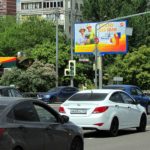 Енисейская  улица, пересечение с улицей Менжинского    станция метро «Бабушкинская», ТЦ «Радужный», ресторан  «Бургер кинг», супермаркет «Перекресток экспресс»,  зоомагазин «Бетховен», хобби-гипермаркет «Леонардо»,  салон связи «Евросеть», кафе «Крошка картошка», магазин  «Пончики&чебуреки», аптека, универмаг низких цен, кавказский  ресторан «Джонджоли», Банк Москвы, билборд 6х3, Статика, сторона B