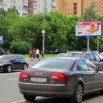 Енисейская  улица, у станции метро «Бабушкинская», пересечение с улицей  Менжинского    ТК «Радужный», ресторан «Джонджоли», ресторан  «Бургер Кинг», магазин «Перекресток экспресс», зоомагазин  «Бетховен», хобби-гипермаркет «Леонардо», сеть магазинов  «Суши wok», товары для здоровья «Доброта», магазин  «Канцтовары», магазин «Книги», аптека «Планета  здоровья», салон связи «Связной», кафе «Крошка  картошка», оптика «ОптикСити», обувной «Baden», билборд 6х3, Статика, сторона B
