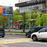 Зеленый  проспект, между домами 52 и 54, до пересечения со Свободным проспектом    станция метро «Новогиреево», ТЦ»Меркурий», ТК  «Зеленый Проспект», ТЦ «Олимп», кафе «Му-му»,  ресторан «Якитория», Сбербанк, салоны связи «МТС»,  «Билайн», фирменный магазин «Рублевский»,  магазин «Фрутаминка», салон  красоты «Астэра», пекарня, мебельный магазин  «Форема-кухни», магазин подарков «Красный куб», ювелирный  магазин «Яшма золото», аптека, кинотеатр «Каро фильм Киргизия», билборд 6х3, Статика, сторона A