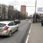 Зеленый  проспект, после пересечения с 3-ей Владимирской улицей ТРИВИЖН    магазин «Комус», Райффайзен банк, ресторан японской кухни  «Тануки», салон сотовой связи «Связной», магазин  «Садовод», магазин «Оптический мир», билборд 6х3, Призмавижн, сторона A