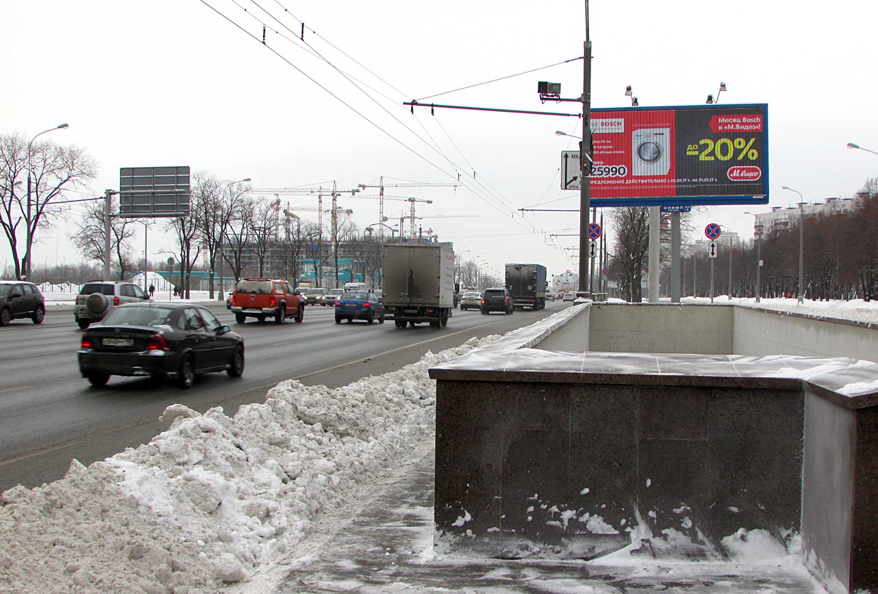 Каширское шоссе, дом 122, разделительная полоса ТРИВИЖН Дом обуви «ФИМ»,  Изи паб, Росбанк, ТЦ «Домодедовский», Сбербанк, Детский мир, KFC,  Техносила, Макдоналдс, магазин «Снежная королева», автосалон «Москва-ЮГ»,  автомойка, АГЗС «Крио-газ», билборд 6х3 ...