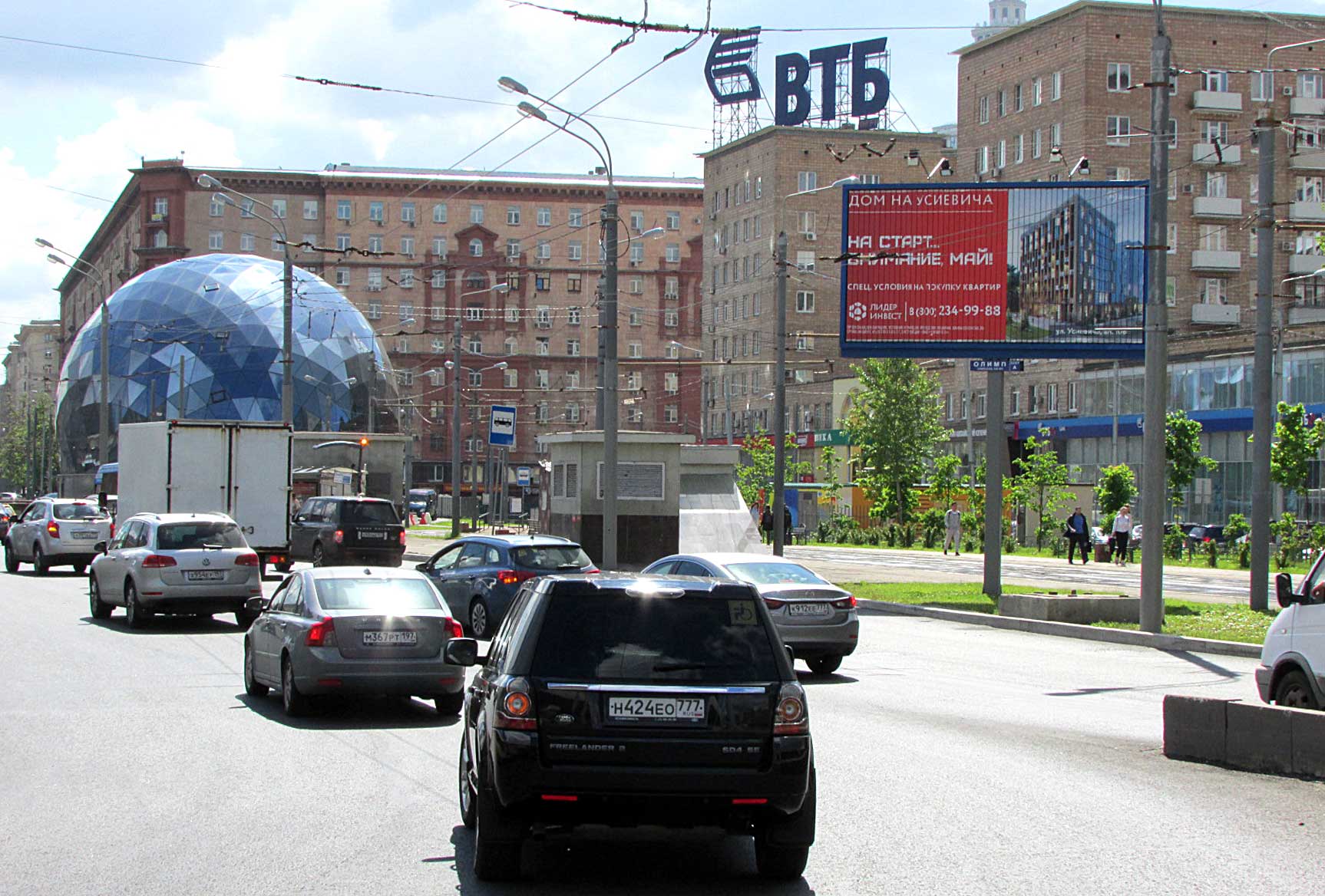 Ленинградский проспект, дом 77/2, пересечение с улицей Алабяна ТРИВИЖН  станция метро «Сокол», супермаркет «Магнит», супермаркет «Дикси», ТЦ  «Метромаркет», аптека, ресторан китайской кухни «Вок стайл», ВТБ 24 банк,  магазин одежды, ресторан-бар «Котлета ...