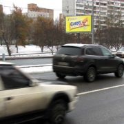 Андропова  проспект у Метромоста    станция метро «Коломенская», ТРЦ «Мегаполис», Коломенская детская  ярмарка, «Франт», «Ника»Фирменный магазин ювелирных  часов, аптека «О3», МЦК ЗАО медицинский центр в Коломенском,  автосалоны «Mitsubishi на Коломенской», «Евроавто»,  «Ладастиль», кинотеатр «Орбита», билборд 6х3, Статика, сторона B